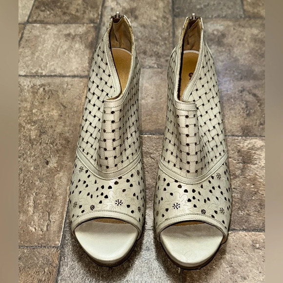 Gold Button Size 41 - Picture 2 of 8